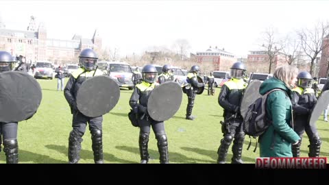 Oud Militairen beschermen burgers tegen de Politie!