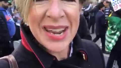 Katie Hopkins surrounded by a Muslim mob in London