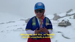 Las cholitas escaladoras bolivianas juegan fútbol a 5.000 metros de altitud