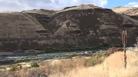 Oregon raft floats on the Deschutes River