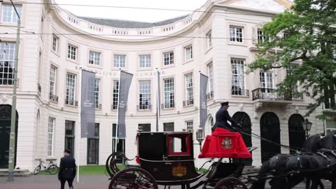 Prinses Amalia te paard door de straten van Den Haag