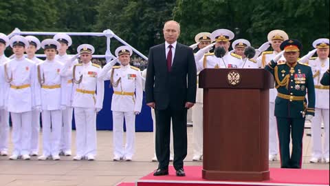 Putin presume del poderío de Armada rusa en desfile naval en San Petersburgo