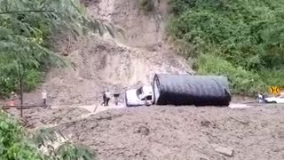Video: Camión casi se va a un abismo en la vía Bucaramanga - Barrancabermeja