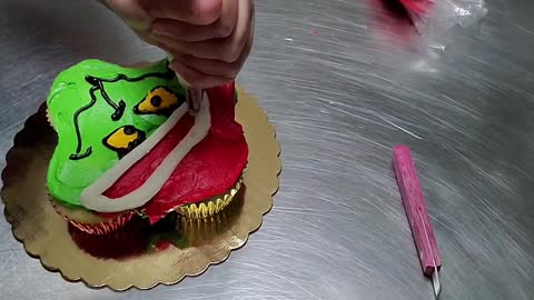 Grinch mini cupcake cake