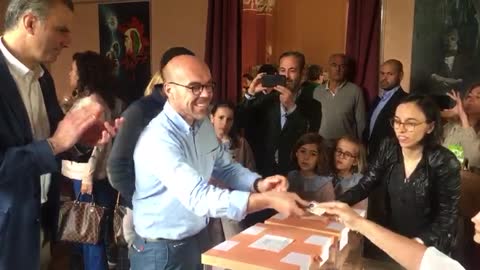 Garriga y Buxadé (VOX) llegan entre aplausos y votan por España en Barcelona (4)