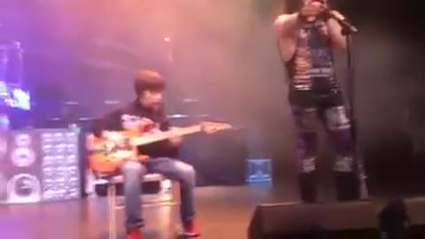 10 YEAR OLD BOY PLAYS THE GUITAR ICRIBLY