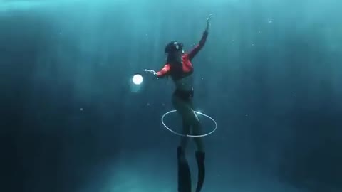 Talented diver swims through her own air bubble