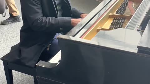 Vivek Ramaswamy Plays the Piano While on Bus Tour through Iowa