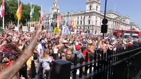 La gente in strada a Londra ancora una volta per protestare contro le restrizioni!