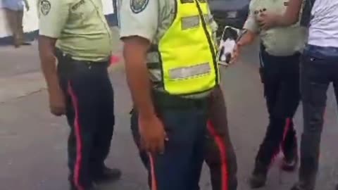 Pelea entre chavistas y policía