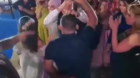 بالفيديو / حفل زفاف في تونس :"العروسة والعروس من الفرحة هبطو يعومو