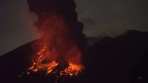 Volcanic Lightning of Sakurajima volcano. 桜島、火山雷発生。