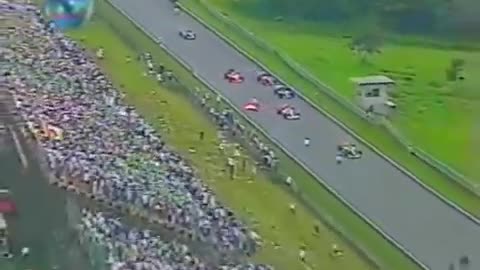Ayrton Senna - Volta Final do Grande Prêmio do Brasil de F1 - 1993 com Torcida Invadindo