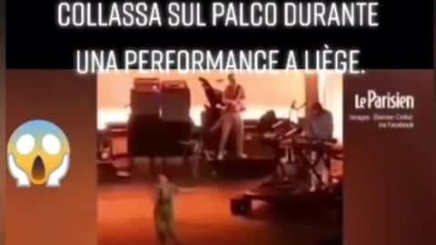 Catherine Ringer crolla sul palco durante una performance a Liege