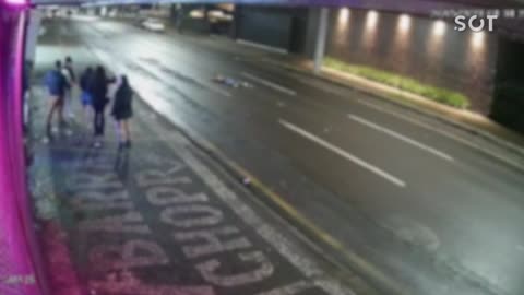 Câmera registra mulher sendo agredida antes de ser atropelada por carro no centro de Cascavel