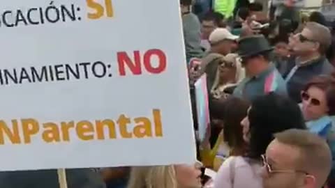 Miles de personas con el Pin Parental: "Nuestros hijos son nuestros", no del Gobierno (2)