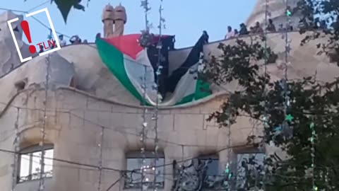 Despliegan una bandera de Palestina en la fachada de La Pedrera en Barcelona