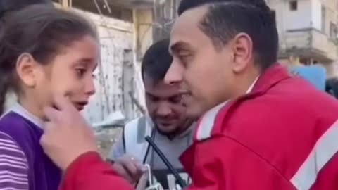 ►🚨🇮🇱⚔️🇵🇸 KIND MEDIC reassures little girl afraid of 'Safe Corridor' IDF snipers