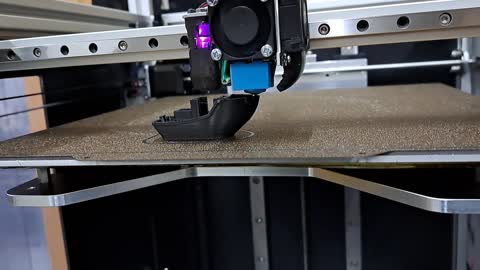 DIY 3D printer upgraded to linear rails, 3D printing Benchy 100mm/s