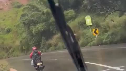 Momento en que motocilista se va al piso por las lluvias en Girón