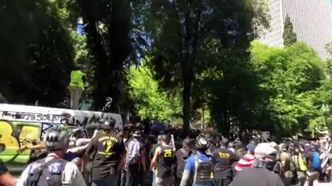 Raw Footage: Battle Of Portland 8/22/2020 - When Patriots Brought A Shield Wall Of Their Own