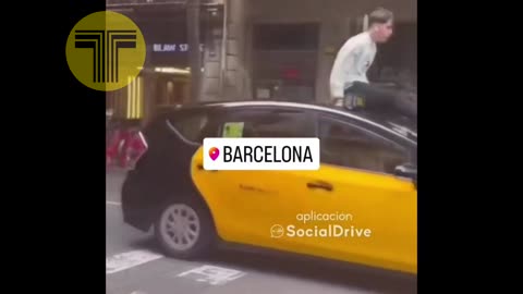 Se sube al techo de un taxi en marcha en Barcelona