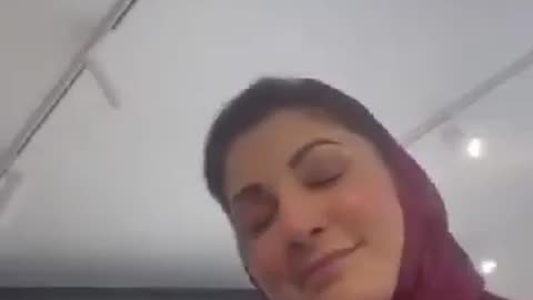 Maryam Nawaz ko selfi lena mehngi parr gyi