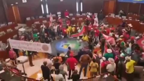 Manifestanti contro passaporti covid irrompono in parlamento a Guadalupa, parlamentari scappano