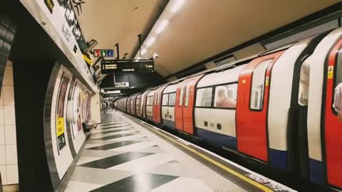 London Underground Beautiful LondonTube | Waterloo Station #Travel in London