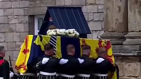 Queen Elizabeth arrives at Holyrood