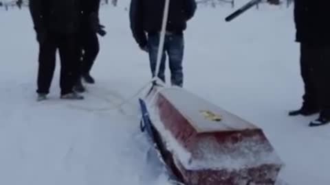 In Naberezhnye Chelny, local residents had to drag a coffin for an hour