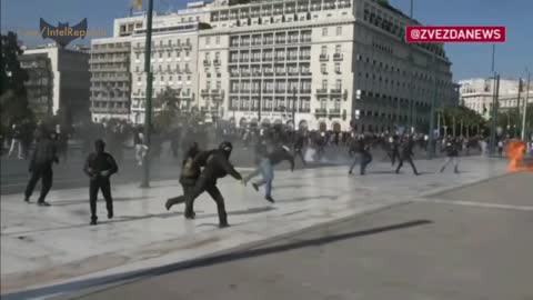 Angry Mob throws stones and Molotov cocktails at Police, Athens