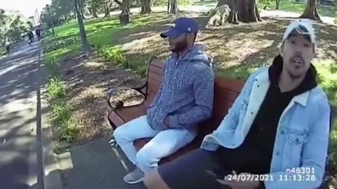An Australian man was sitting outside on a park bench without a mask (24-8-2021)