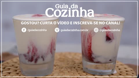 Frozen de iogurte com calda de frutas /// Frozen yogurt with fruit sauce
