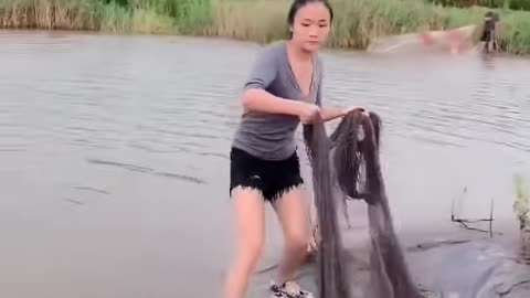 BEAUTIFUL LADY USES NET FISHING FOR AN EASY CATCH