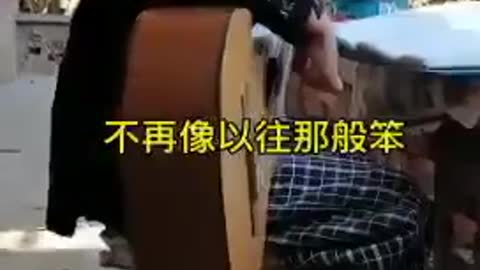 A Hong Kong kid singing a sad song for victims of CCP there