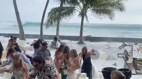 An idyllic wedding on the beach turned into chaos, they did not expect such huge waves