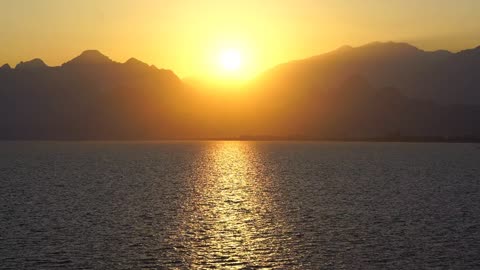 10 min meditating and relaxing to the sound of the sea