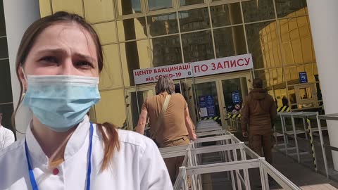 Достаем вакцинаторов на пункте вакцинации в городе Киеве - по поводу вакцинации.