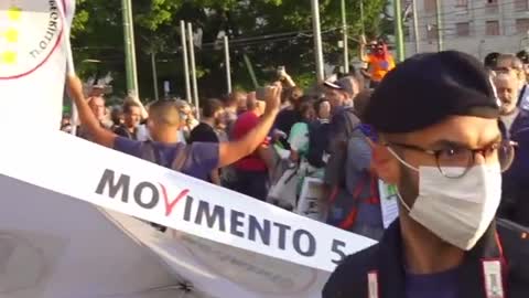 Gazebo dei 5 Stelle abbattuto a Milano durante il corteo contro il Green Pass al grido: "venduti"