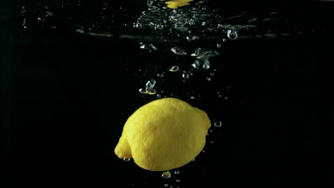 SWIMMING LEMON !! UNBELIEVABLE !! LOOK THIS !!!!