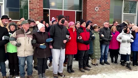 Canadians link arms in front of vandalized synagogue