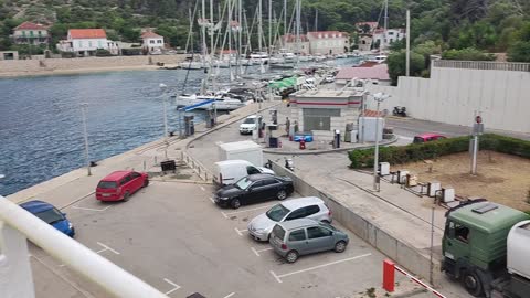 Ulazak auta i putnika na Trajekt iz Šolte za Split