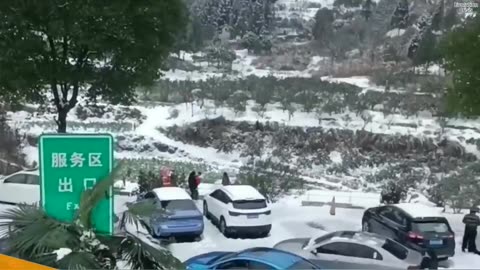 🌨️❄️ An enormous blizzard has stranded numerous motorists in Central China