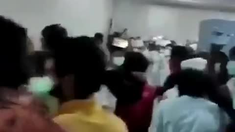 En Inde, ils mettent le feu et détruisent les bureaux de leurs usines !