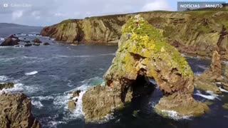 Explorador se aventura em majestoso penhasco na Irlanda