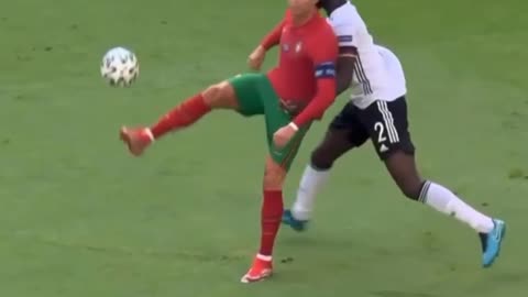 A blind pass by Ronaldo_ amazing passing skill_football skill
