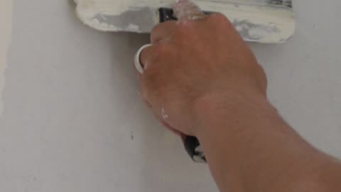 How to fill big cracks on drywall