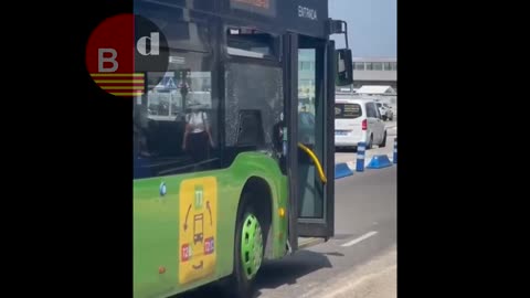 Accidente entre un bus lanzadera del aeropuerto y dos taxis