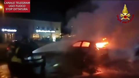 Esplode e va a fuoco improvvisamente auto elettrica Renault a Rubiera nell'emiliano.